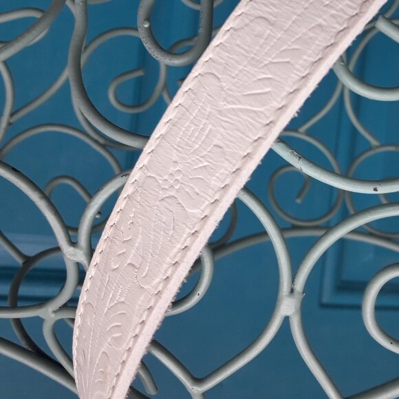 Women\'s White Floral-Embossed Belt with Ornate Silver Buckle main image 5